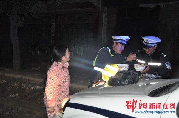 隆回交警路上吃年夜饭 让回家团圆路充满温馨