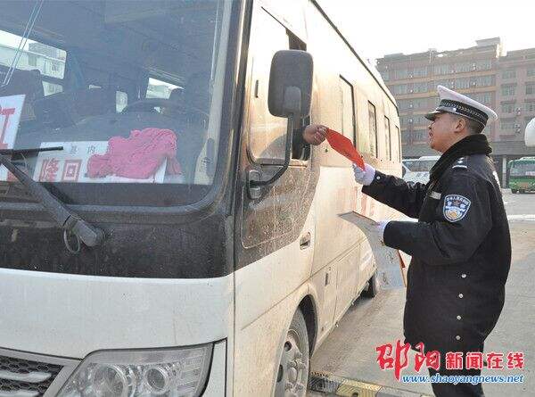 隆回交警开展交通安全宣传进车站