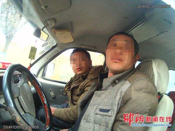 男子无证驾驶无保险、未年检面包车“练手”被查