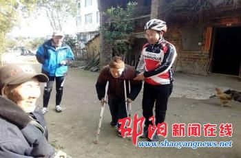 邵阳志愿者给九旬抗战老兵拜年 带去新家具老人“笑开花”