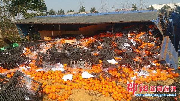 沪昆高速货车侧翻20吨橙子洒落一地 村民围观民警封锁现场