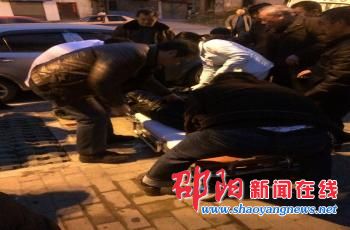 邵阳市区七旬老人不慎摔倒 热心市民出手相救