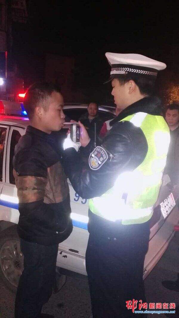 隆回交警夜查酒驾 3名司机被一次记满12分