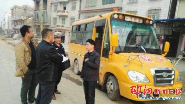 隆回交警查获一起实习期驾驶无标牌校车违法行为