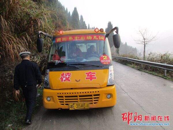 隆回交警大队七江中队联合荷田乡镇府一天查获三起校车违法行为