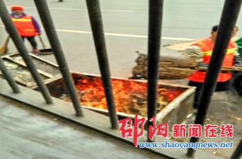 邵阳环卫工垃圾车里烧垃圾 市民劝阻遭铁铲追打