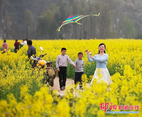 隆回县北山镇易坪村迎大批赏花游客 漫步山间自拍赏春