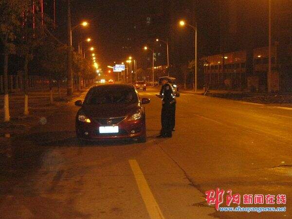 新邵交警突击夜查“揪出”网上逃犯
