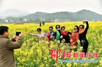 隆回县打造万亩油菜连片风光旅游带 游客花地自拍好惬意