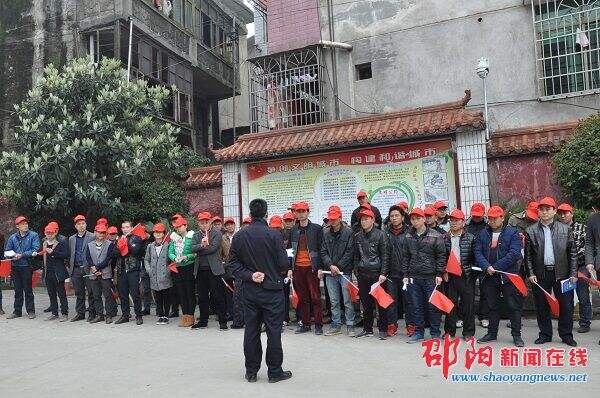 隆回交警大队组织驾驶员开展文明劝导活动