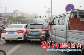 邵阳市发生四车相撞交通事故 货车为避让老人撞上皮卡车