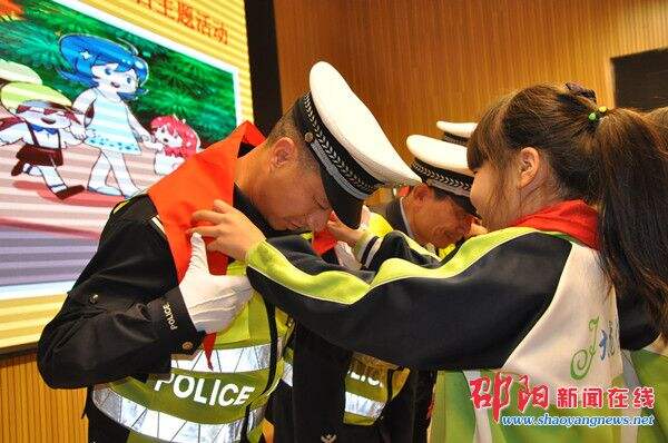 隆回交警交通安全舞台剧进校园 学生“玩”中学习安全知识