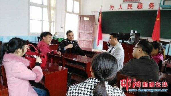 隆回交警大队进驻联系计划生育后进村开展工作