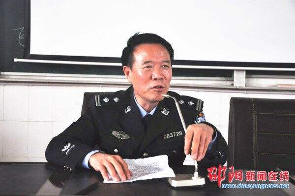 隆回交警组织召开幼儿园校车驾驶员安全培训