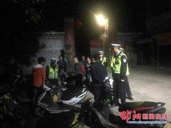 隆回12辆“三无”飙车“小绵羊”被交警逮住