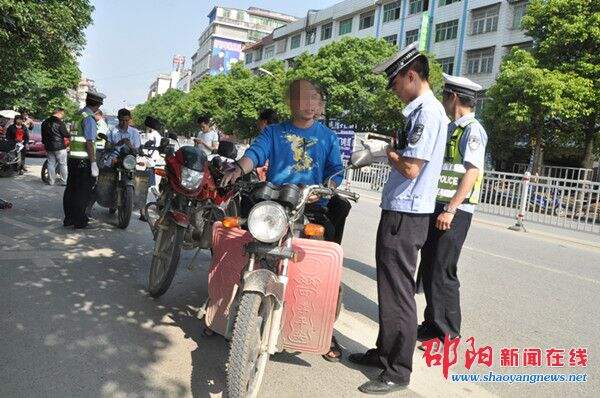 隆回交警仅一小时查获50余起摩托车违法行为
