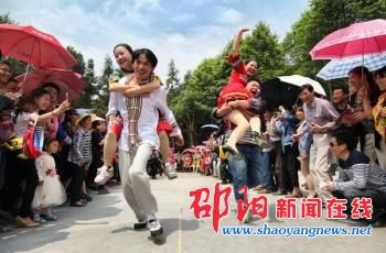 2016绥宁苗族“四月八姑娘节”在关峡苗族乡花园阁苗寨开幕