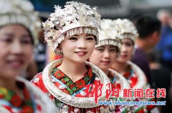 绥宁苗族“四八”姑娘节姑娘盛装出席 浑身银饰光华熠熠