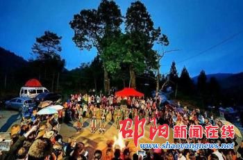 隆回县虎形山千名驴友闹腾花瑶古寨 篝火熊熊烟花璀璨