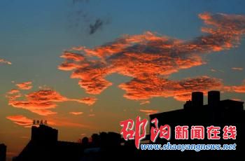邵阳市近期天气晴朗 晚霞如“五彩霓裳”装扮大地