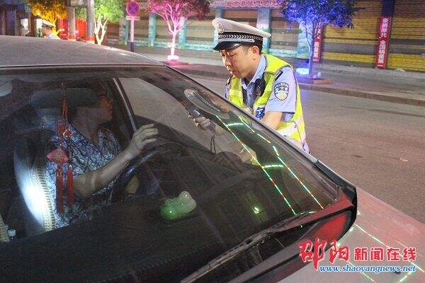 邵阳县交警夜查酒驾 净化道路交通环境