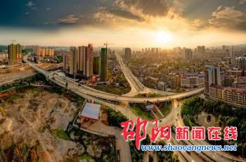 邵阳市大祥立交桥贯通东西南北 成城市中最耀眼明珠