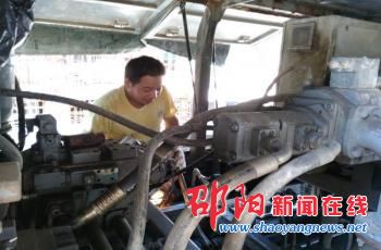 邵阳市烈日下多岗位的坚守者 美容城市衣服湿透