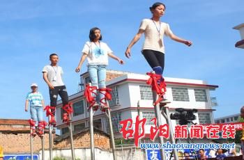 邵阳县白仓高跷踩进校园 小传人们“踩”出几多欢乐