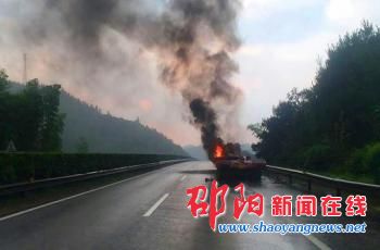 沪昆高速拖车发生自燃 半幅路面交通中断无人员伤亡