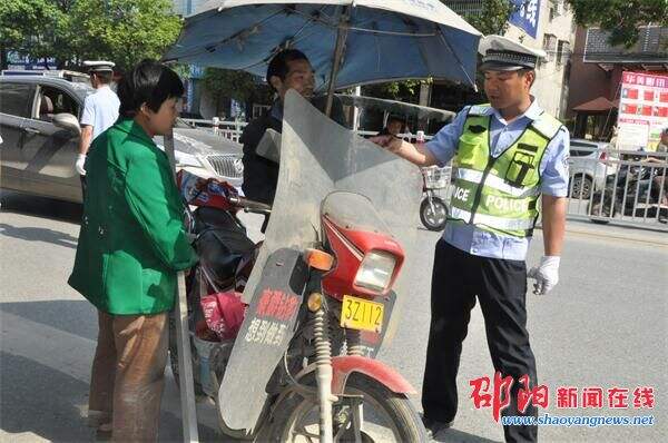 隆回交警大队7月份共拆除遮阳伞1000余把