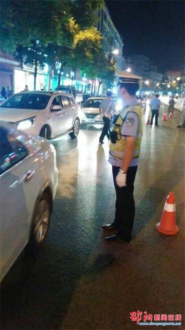 隆回交警大队八一建军节集中警力 开展酒驾统一行动