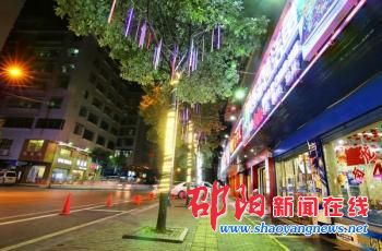 邵阳市大祥区红星夜宵一条街灯光闪烁 构靓丽夜景