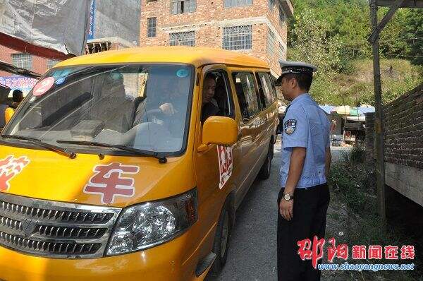 隆回交警大队切实加强校园周边道路交通管理工作