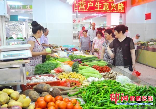 邵阳42家农贸市场全新亮相 地面干净整洁摊位整齐规范