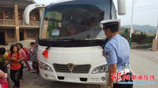 隆回县交警截获无标牌超员校车