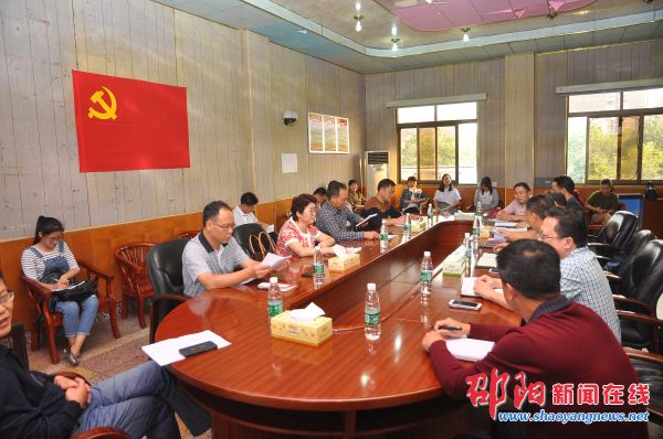 周迎春到邵阳日报社调研 强调继续攻坚克难实现科学发展