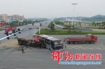 邵阳大道运沙车与客车相撞 司机及个别乘客受轻伤