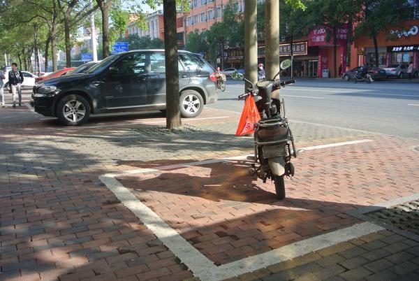 邵阳宝庆西路沿线停车位被非机动车“霸占”