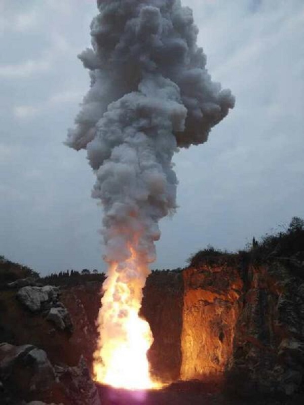 隆回县荷香桥镇依法集中销毁烟花爆竹原材料9吨