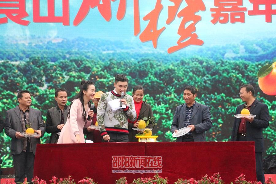 新宁县“脐橙嘉年华”活动举行 新“橙王”重达1.9斤