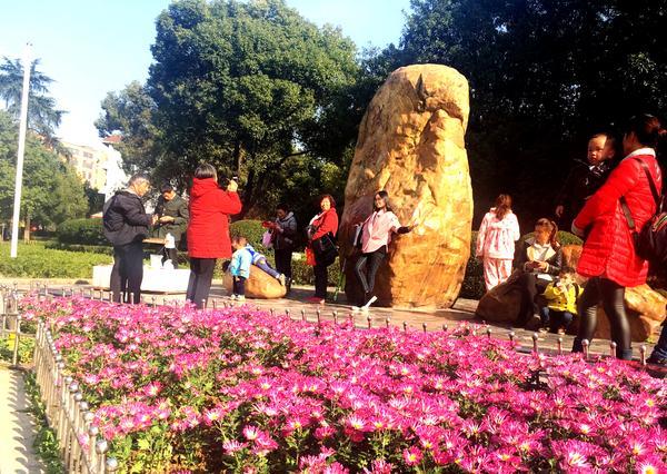 邵阳最高气温达20℃  市民走出户外感受“冬日暖阳”