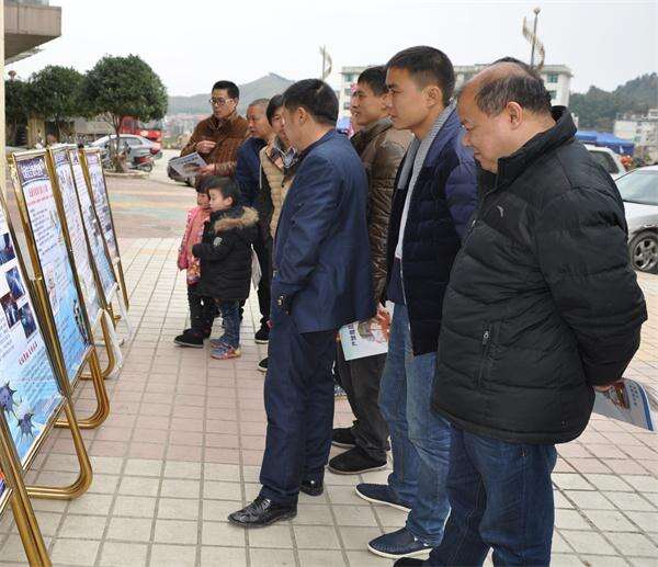 隆回交警大队掀起年末交通安全宣传高潮