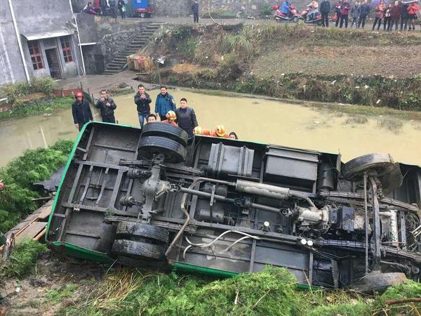 隆回县一中巴车发生侧翻事故 倒扣在七八米高山坡下