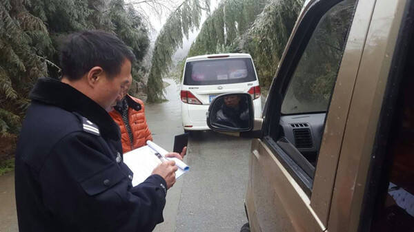 隆回县交警为春运保驾护航