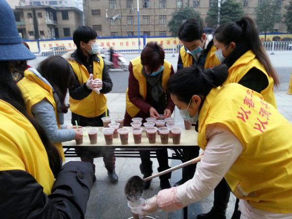 壹心慈善义工每天为行人送上“爱心粥” 冬日里暖意浓