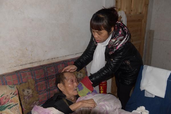 丈夫去世留下81岁痴呆公爹 以身作则教育两女一子