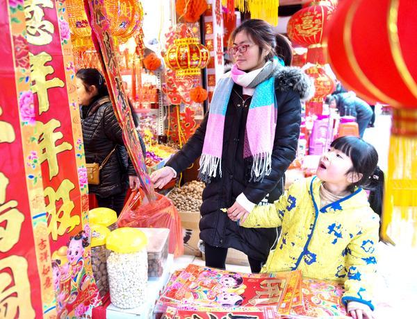2017春节红包对联款式新颖 市民挑选鸡年生肖产品召彩头