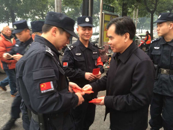 双清区委书记郑再堂慰问一线执勤人员