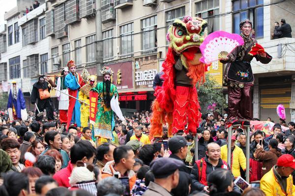 邵阳县传统艺术巡游展演 吸引五万余名群众