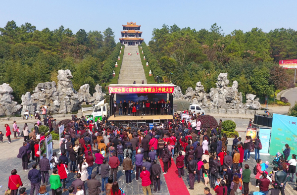 电影《城市那边有座山》在邵东县昭阳公园举行开机仪式